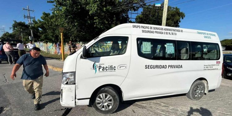 Choque entre camioneta de seguridad privada y vehículo particular genera afectaciones viales en Solidaridad