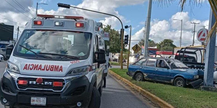 Mujer resulta lesionada tras choque de automóvil en Chetumal
