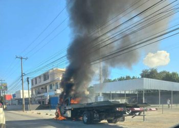 Voraz incendio consume una grúa en la avenida Huayacán en Cancún