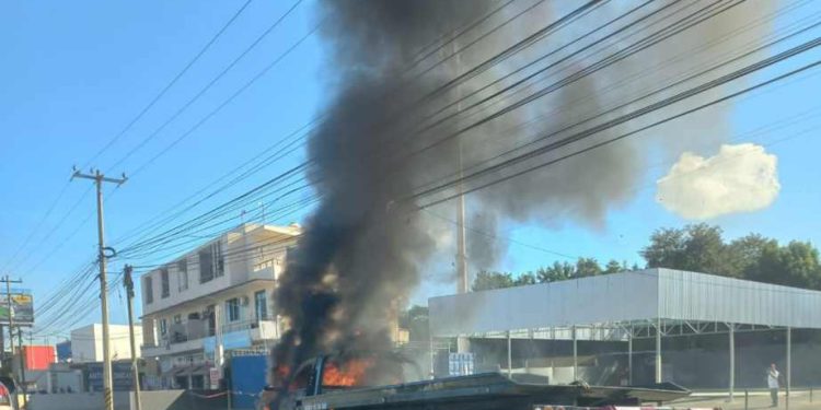 Voraz incendio consume una grúa en la avenida Huayacán en Cancún