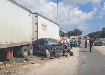 Conductor sale ileso tras chocar su auto contra un tráiler en Tulum