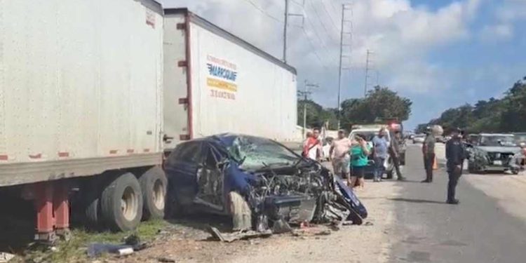 Conductor sale ileso tras chocar su auto contra un tráiler en Tulum