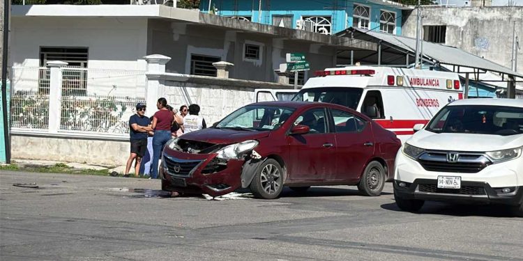 Accidente vial en el centro de Chetumal deja solo daños materiales