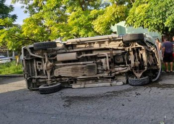 Volcadura de camioneta provoca fuerte movilización en el cruce de Nichupté y avenida 135 en Cancún