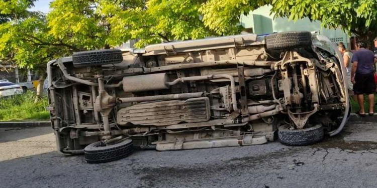 Volcadura de camioneta provoca fuerte movilización en el cruce de Nichupté y avenida 135 en Cancún