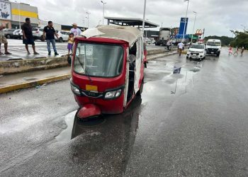 Mototaxi cae en coladera abierta y deja tres lesionados en Playa del Carmen