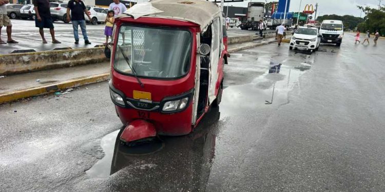 Mototaxi cae en coladera abierta y deja tres lesionados en Playa del Carmen