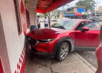 Choque entre camioneta y taxi pone en riesgo a vecinos en Colosio, Playa del Carmen