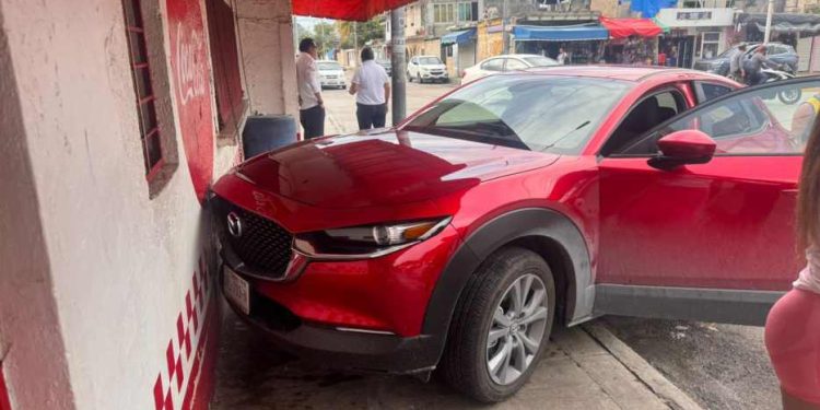 Choque entre camioneta y taxi pone en riesgo a vecinos en Colosio, Playa del Carmen