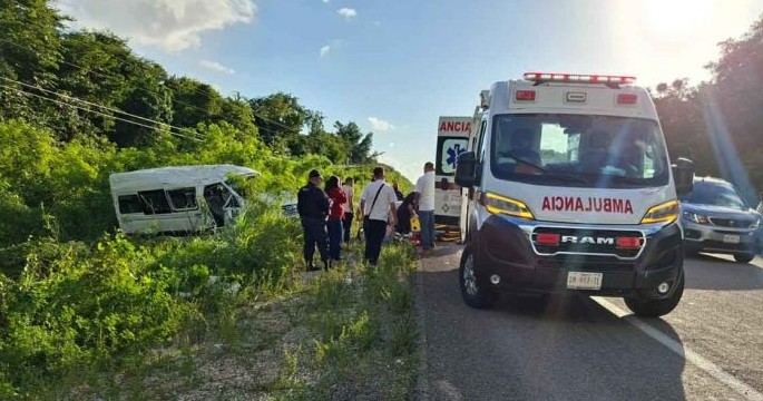 Volcadura en el tramo Buena Vista deja nueve heridos en Bacalar