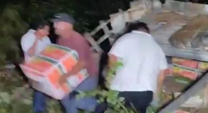 Volcadura de tráiler en Bacalar provoca rapiña de plátanos