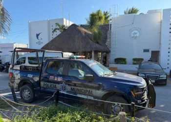 Hallan cuerpo flotando frente a la Marina Hacienda del Mar en Puerto Juárez