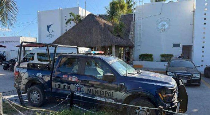 Hallan cuerpo flotando frente a la Marina Hacienda del Mar en Puerto Juárez