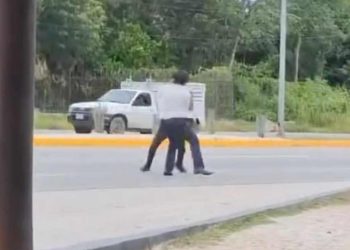 Choferes de transporte colectivo protagonizan pelea en tramo Tulum–Playa del Carmen