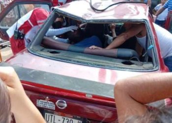 Dos hombres lesionados tras chocar un Tsuru contra un poste de CFE en Yoactún