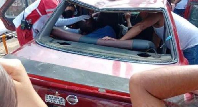 Dos hombres lesionados tras chocar un Tsuru contra un poste de CFE en Yoactún