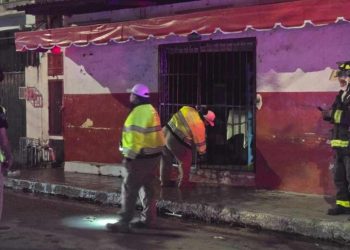 Cortocircuito provoca incendio en tienda de abarrotes de Playa del Carmen