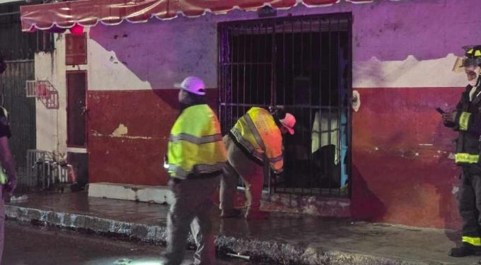 Cortocircuito provoca incendio en tienda de abarrotes de Playa del Carmen