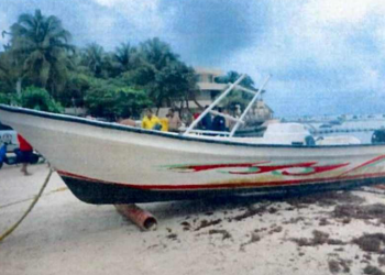 Capitanía de Puerto emite aviso urgente tras rescate de embarcación semihundida en Playa del Carmen