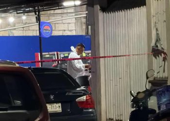 Pareja es asesinada dentro de una tienda tras persecución en Los Corales de Cancún