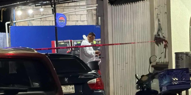 Pareja es asesinada dentro de una tienda tras persecución en Los Corales de Cancún