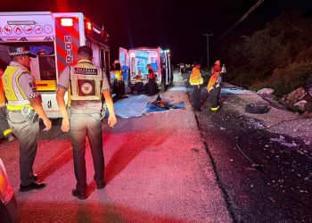 Mujer fallece tras volcar su camioneta en la carretera Tulum–Playa del Carmen