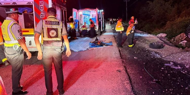 Mujer fallece tras volcar su camioneta en la carretera Tulum–Playa del Carmen