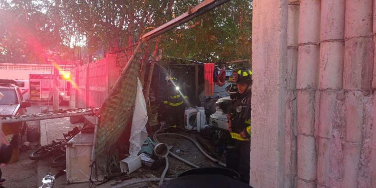 Incendio en casa habitación de Playa del Carmen es controlado sin personas lesionadas