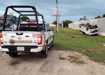Accidente vial en el bulevar Colosio deja una camioneta volcada y solo daños materiales