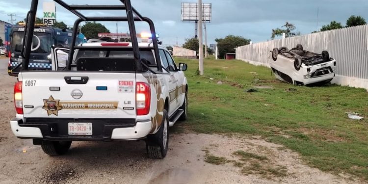 Accidente vial en el bulevar Colosio deja una camioneta volcada y solo daños materiales