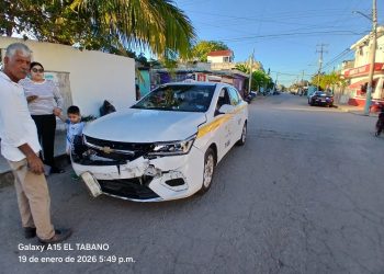 Accidente en Chetumal: Taxi se vuela el alto y motociclistas resultan lesionados