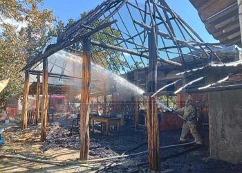 Incendio destruye vivienda de madera en Dziuché; una mujer trasladada por crisis de salud
