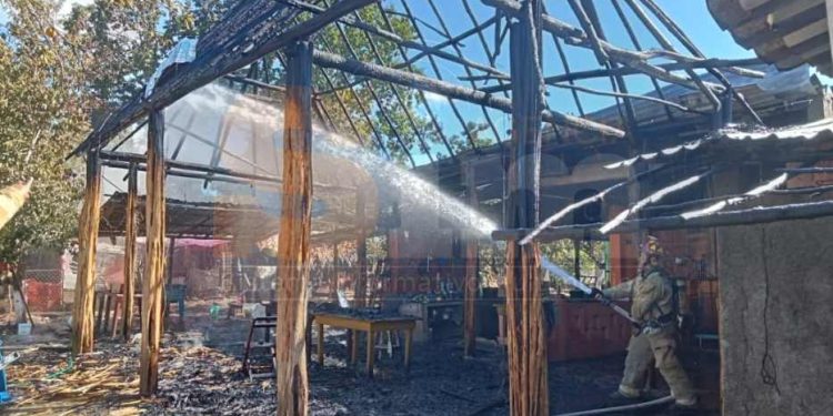 Incendio destruye vivienda de madera en Dziuché; una mujer trasladada por crisis de salud