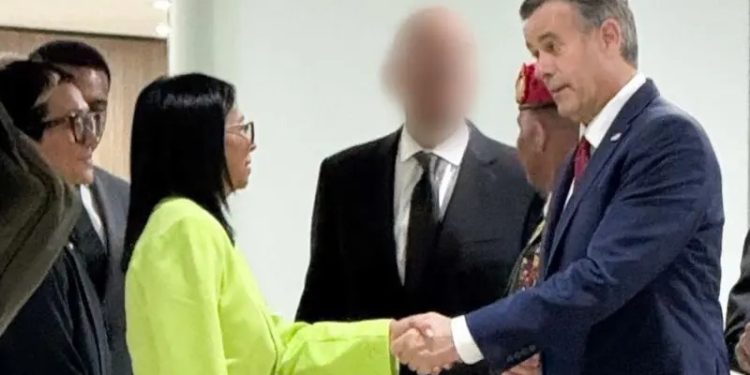 Director de la CIA se reúne en Caracas con la presidenta interina