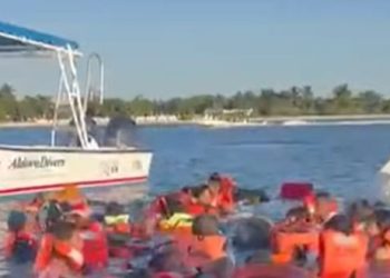 Vuelca lancha con 30 turistas en la costa sur de Cozumel