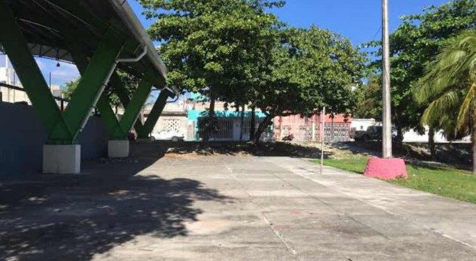 Hallan cuerpo en descomposición dentro de un carrito de supermercado en Cancún