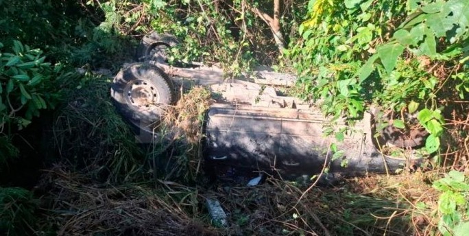 Aparatosa volcadura en carretera federal 307 deja daños materiales en Othón P. Blanco