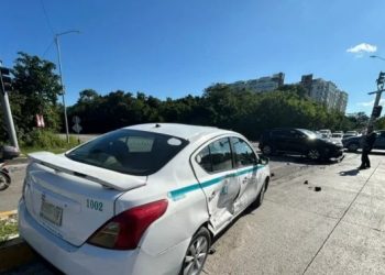 Chofer a exceso de velocidad provoca accidente en la colonia Cruz de Servicios