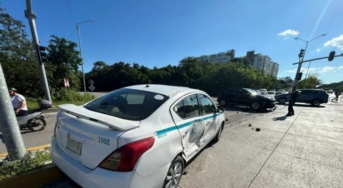 Chofer a exceso de velocidad provoca accidente en la colonia Cruz de Servicios