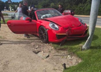 Porsche choca contra un poste en la Riviera Maya tras maniobra evasiva