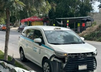 Taxista provoca accidente en Paseos de Xcacel; motociclista resulta con lesiones leves
