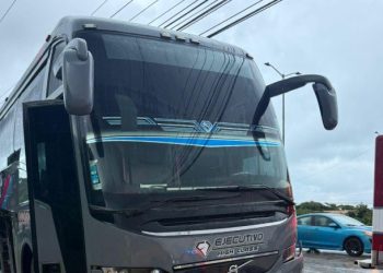 Autobús turístico arrolla a motociclistas en el bulevar Colosio; conductor huye del lugar