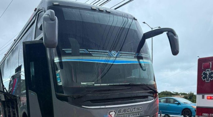 Autobús turístico arrolla a motociclistas en el bulevar Colosio; conductor huye del lugar