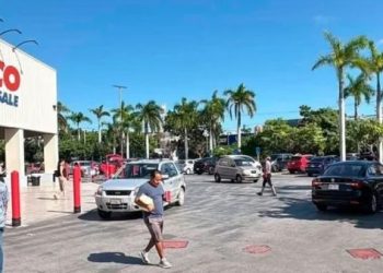 Mujer es asaltada en estacionamiento de Costco de Cancún