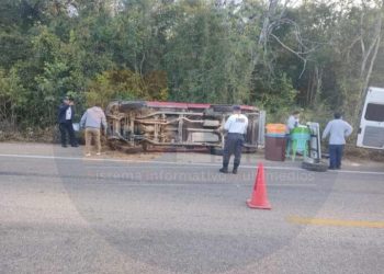 Camioneta sale de la carretera rumbo a San Marcos y accidente estuvo a punto de terminar en tragedia