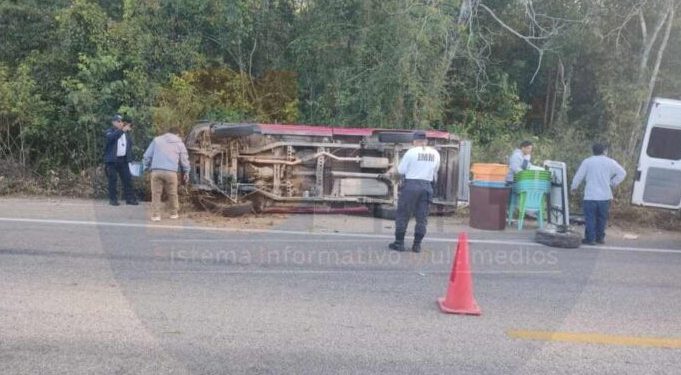 Camioneta sale de la carretera rumbo a San Marcos y accidente estuvo a punto de terminar en tragedia
