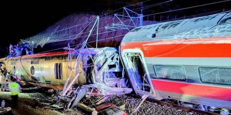 Accidente ferroviario en España deja al menos 21 muertos y 25 heridos