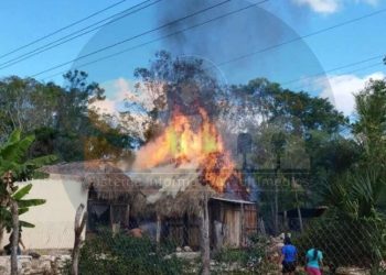 Incendio destruye vivienda de pareja de sexagenarios en Kancabchén