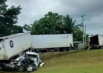 Choque entre tráiler y camión de carga genera tráfico pesado en la carretera Cárdenas-Villahermosa