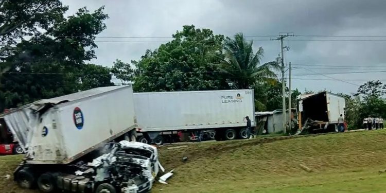 Choque entre tráiler y camión de carga genera tráfico pesado en la carretera Cárdenas-Villahermosa